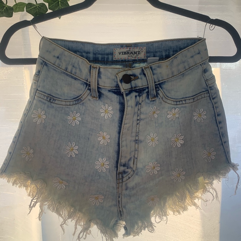 Daisy Embroidered Jean Shorts🌼